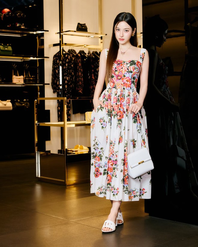 Nàng thêm rạng rỡ khi diện trang phục họa tiết hoa xuống phố- Ảnh 4.