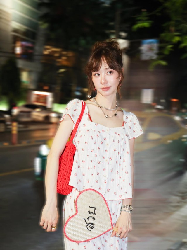 Nàng thêm rạng rỡ khi diện trang phục họa tiết hoa xuống phố- Ảnh 10.