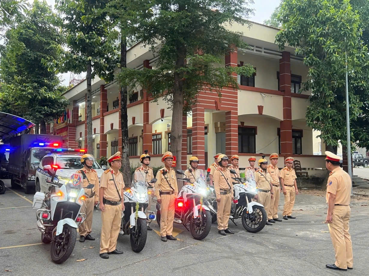 CSGT TP.HCM siết vi phạm xe khách trên quốc lộ 13- Ảnh 3. CSGT TP.HCM siết vi phạm xe khách trên quốc lộ 13- Ảnh 3.