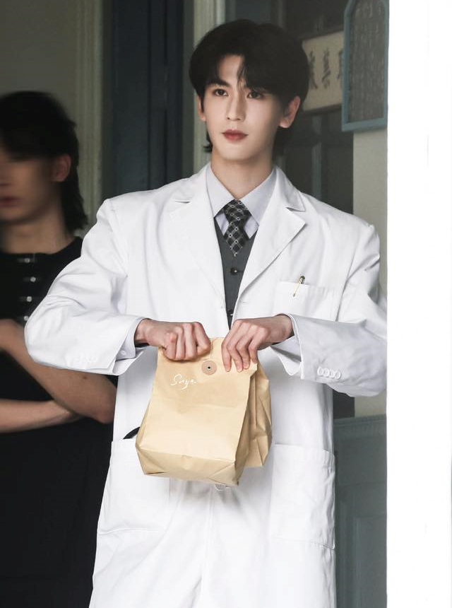 Trương Lăng Hách buộc phải đổi nghề- Ảnh 3.