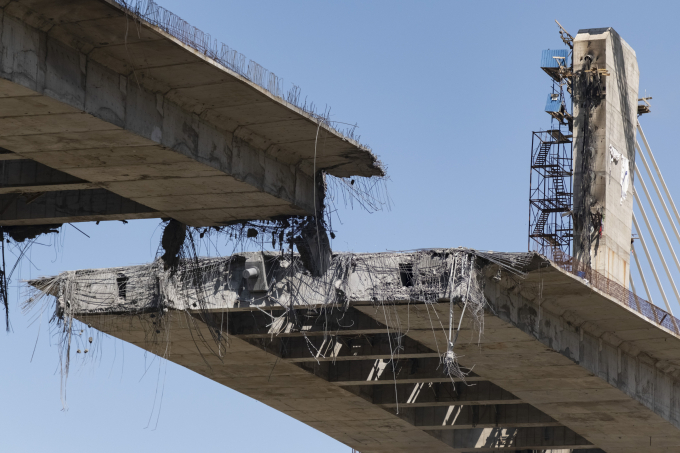 Cầu B1 bị hư hại sau hai đòn tập kích của Mỹ, ngày 3/4. Ảnh: Reuters