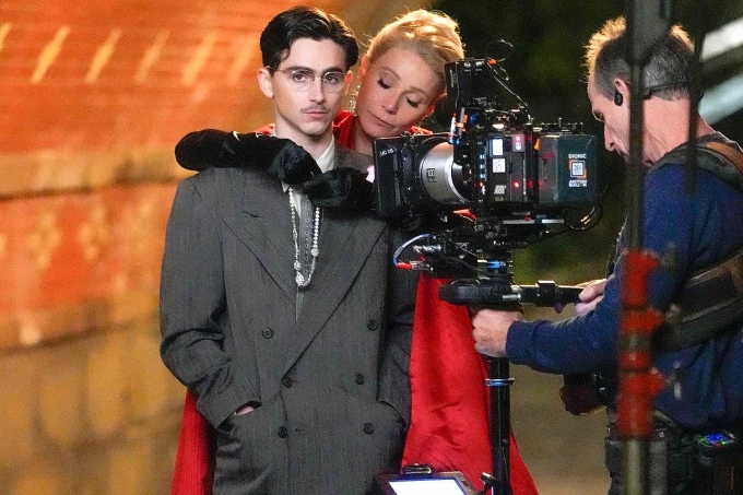 Timothée Chalamet và Gwyneth Paltrow có nhiều cảnh tình tứ trong phim. Ảnh: GC Images