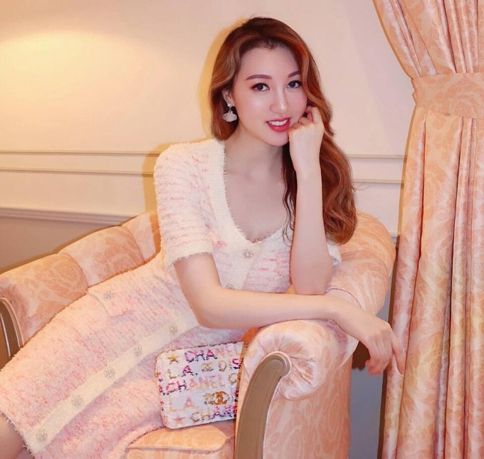 Đời sống thượng lưu của á hậu Hong Kong sau ly hôn tỷ phú hơn 43 tuổi 11 Túi Chanel thuộc bộ sưu tập 24C được Hà Diễm Quyên yêu chuộng.