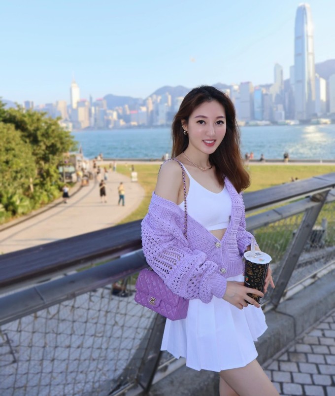 Đời sống thượng lưu của á hậu Hong Kong sau ly hôn tỷ phú hơn 43 tuổi 12 Hà Diễm Quyên đeo Chanel Classic Flap Bag phiên bản mini, phiên bản màu tím oải hương.