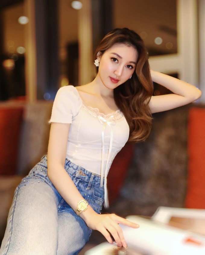 Đời sống thượng lưu của á hậu Hong Kong sau ly hôn tỷ phú hơn 43 tuổi 13 Nữ diễn viên đeo đồng hồ Patek Philippe trị giá hàng triệu HKD.