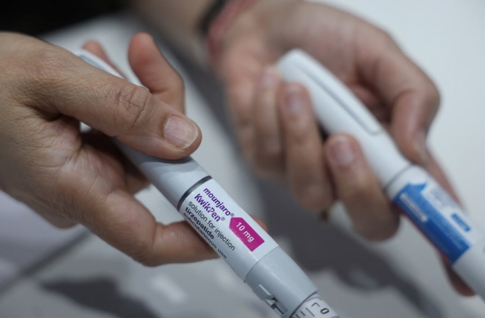 Bác sĩ Swati Pradhan giới thiệu mẫu bút tiêm Mounjaro được sử dụng trong liệu trình giảm cân. Ảnh: Reuters