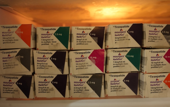 Các mức liều lượng khác nhau của thuốc tiêm Mounjaro dùng giảm cân được bảo quản bên trong tủ lạnh tại phòng khám ở Mumbai, Ấn Độ, ngày 31/3. Ảnh: Reuters
