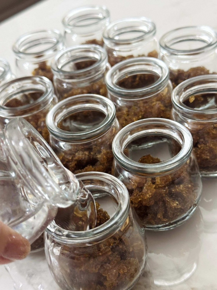 Cho 1 ít nước lọc vào hủ