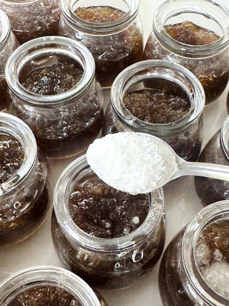 Đường phèn được giả nhuyễn và cho mỗi hủ 1 muỗng