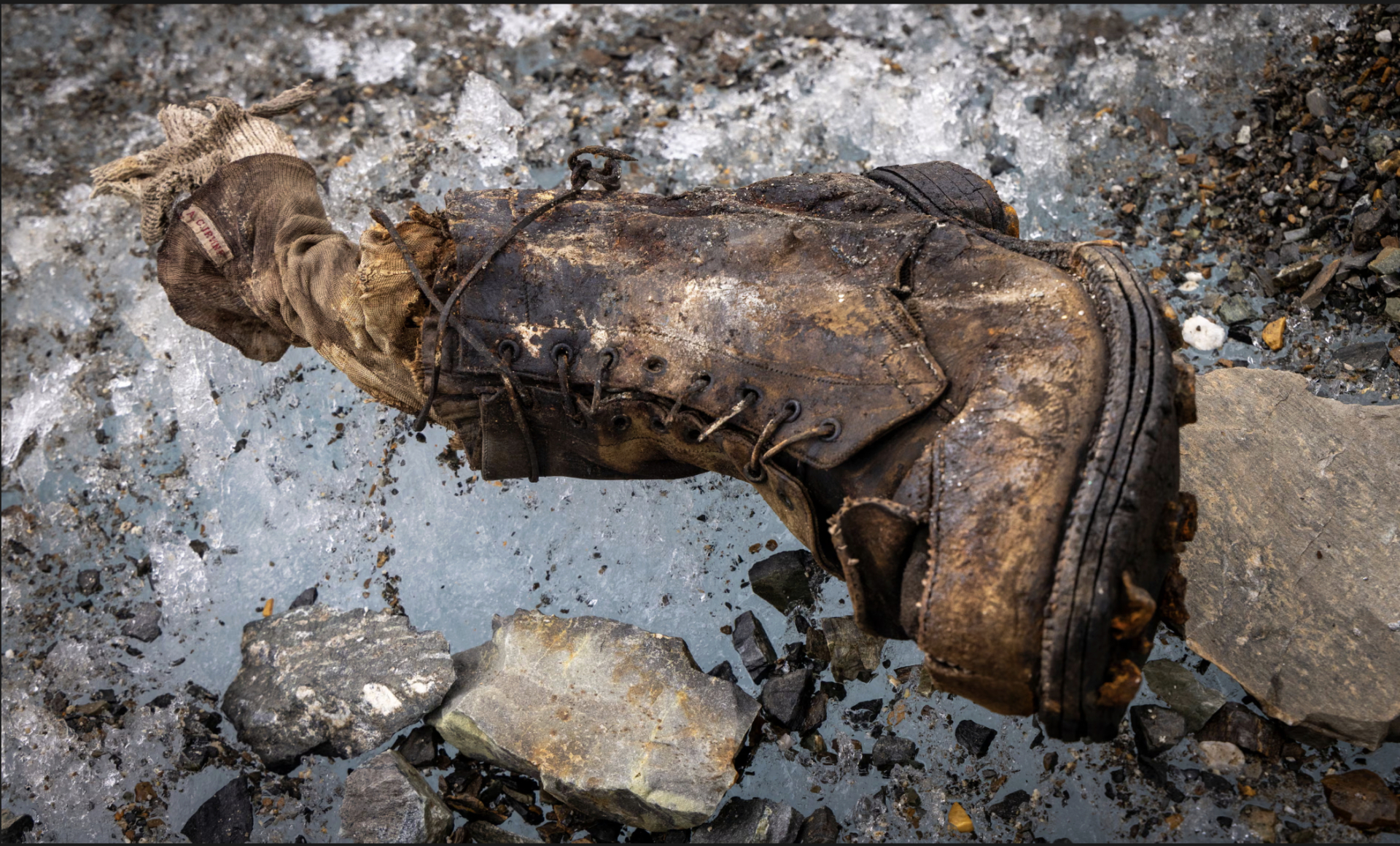 Bên trong “Thung lũng Cầu Vồng” trên đỉnh Everest: Nghĩa địa lộ thiên ám ảnh của những người chinh phục đỉnh núi cao nhất thế giới- Ảnh 2.