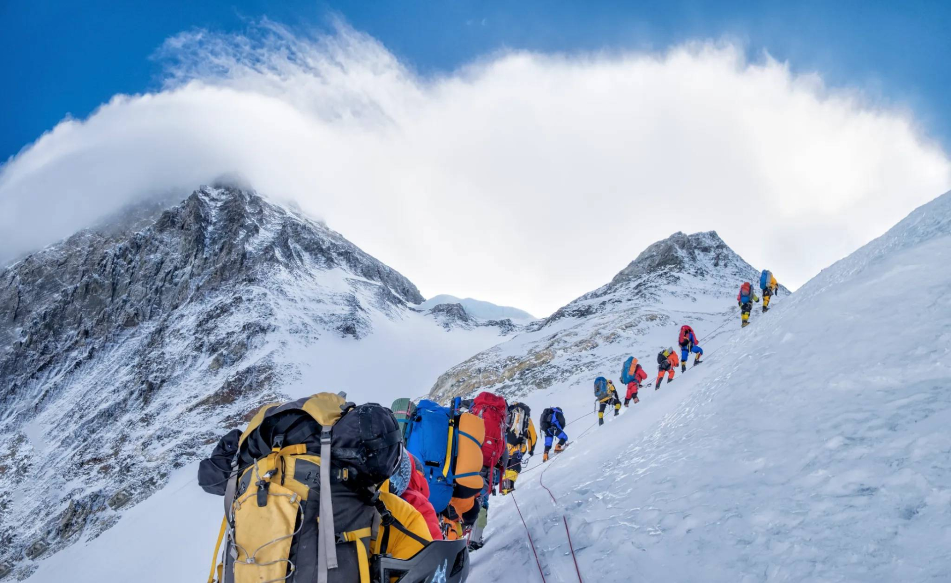 Bên trong “Thung lũng Cầu Vồng” trên đỉnh Everest: Nghĩa địa lộ thiên ám ảnh của những người chinh phục đỉnh núi cao nhất thế giới- Ảnh 3.