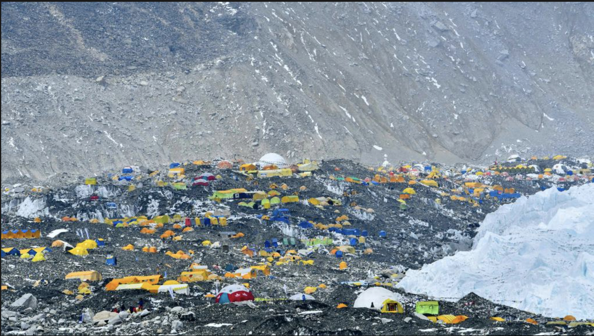 Bên trong “Thung lũng Cầu Vồng” trên đỉnh Everest: Nghĩa địa lộ thiên ám ảnh của những người chinh phục đỉnh núi cao nhất thế giới- Ảnh 4.
