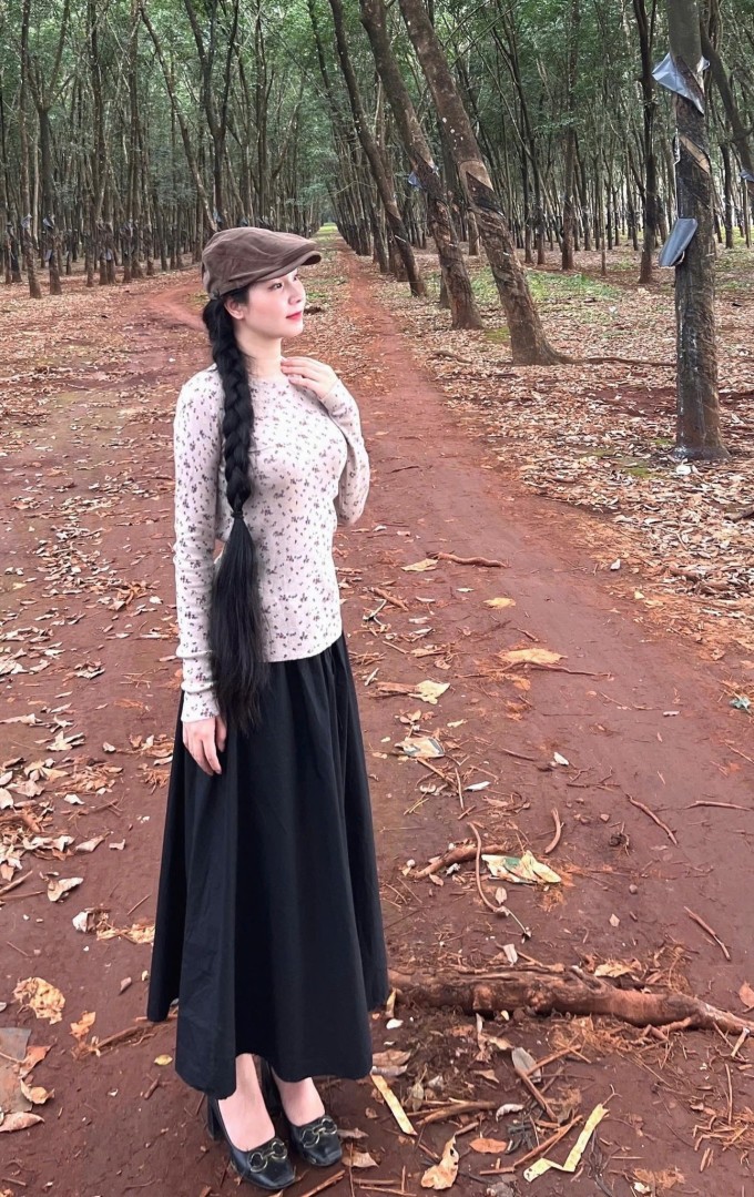 Cô gái Huế chuộng dùng dầu để nuôi dưỡng suối tóc dài óng ả 3 Cô gái Huế chuộng dùng dầu để nuôi dưỡng suối tóc dài óng ả - 2