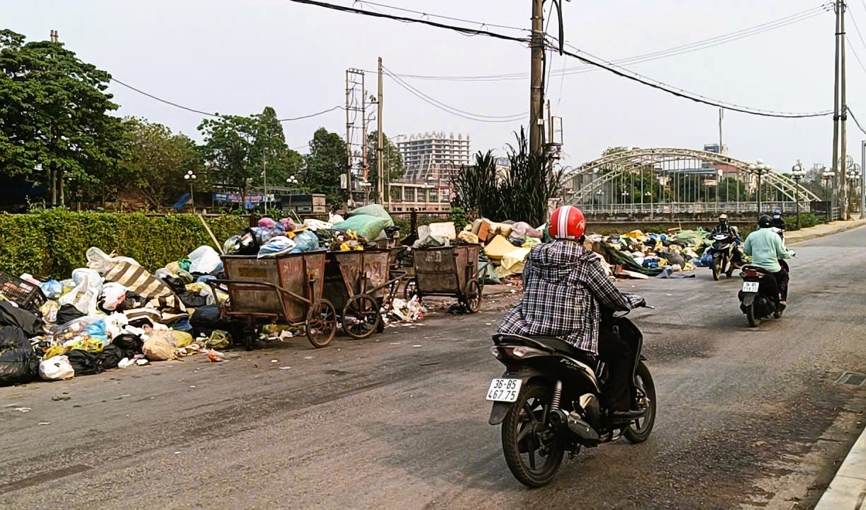 Rác thải sinh hoạt lại tràn ngập phố phường ở Thanh Hóa - Ảnh 2.