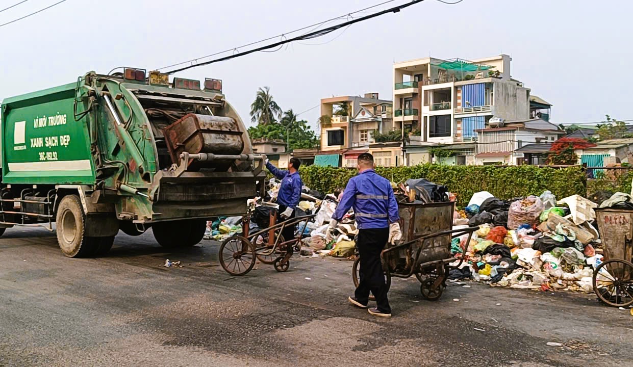 Rác thải sinh hoạt lại tràn ngập phố phường ở Thanh Hóa - Ảnh 3.