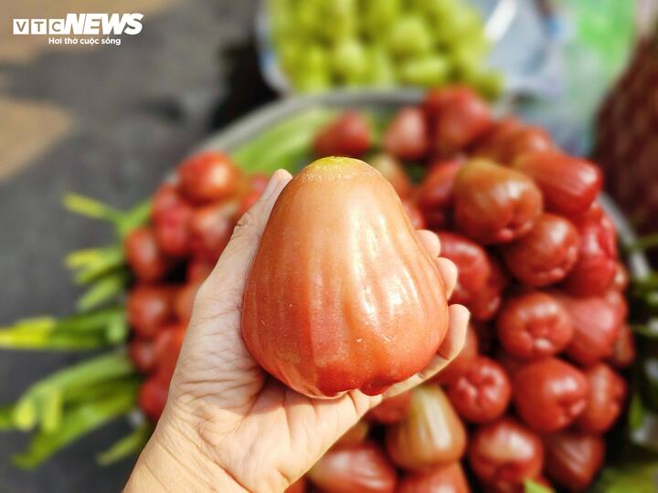 3-4 trái mận hồng giá 200.000 đồng, khách vẫn xuống tiền mua- Ảnh 4.