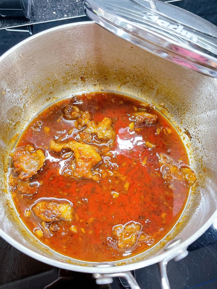 Sốt ướp cá gồm nước đường caramel, hành tỏi phi thơm, nước mắm, muối