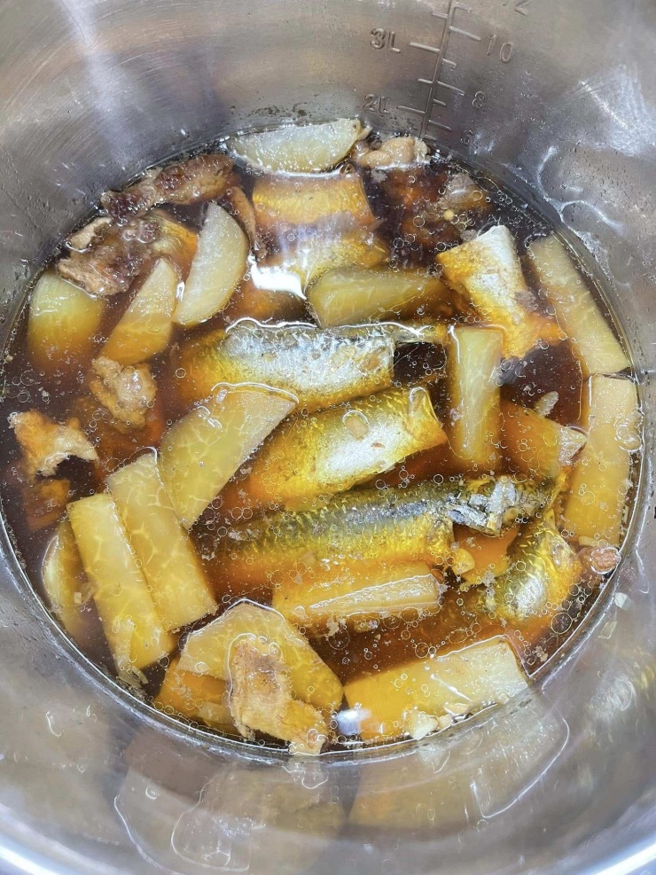 Cá sau khi kho được 40 phút bằng nồi áp suất đã mềm nhừ