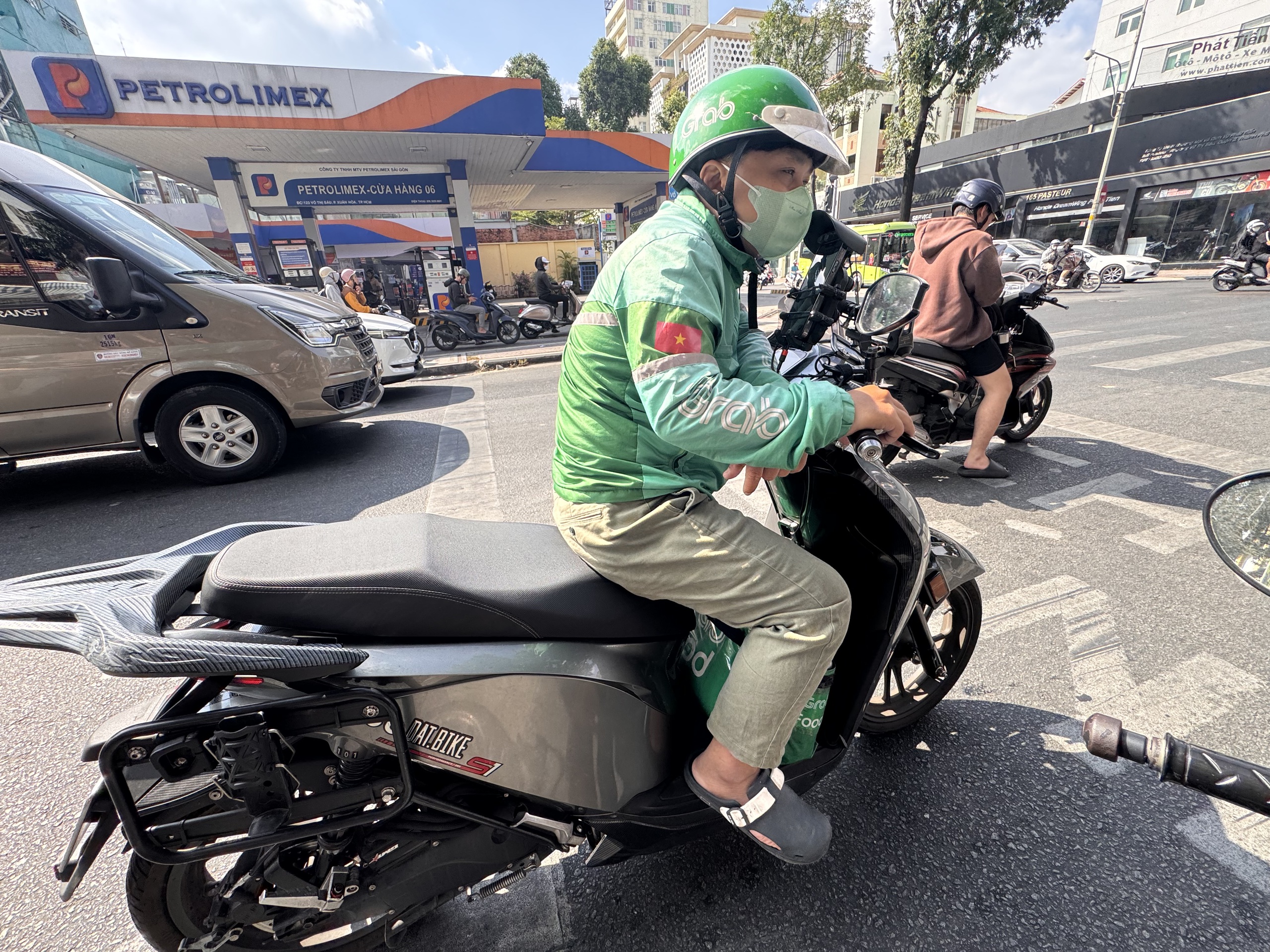 Tài xế xe công nghệ chuyển sang xe điện để tiết kiệm Chi phí xăng năm 2026 - Ảnh 3.