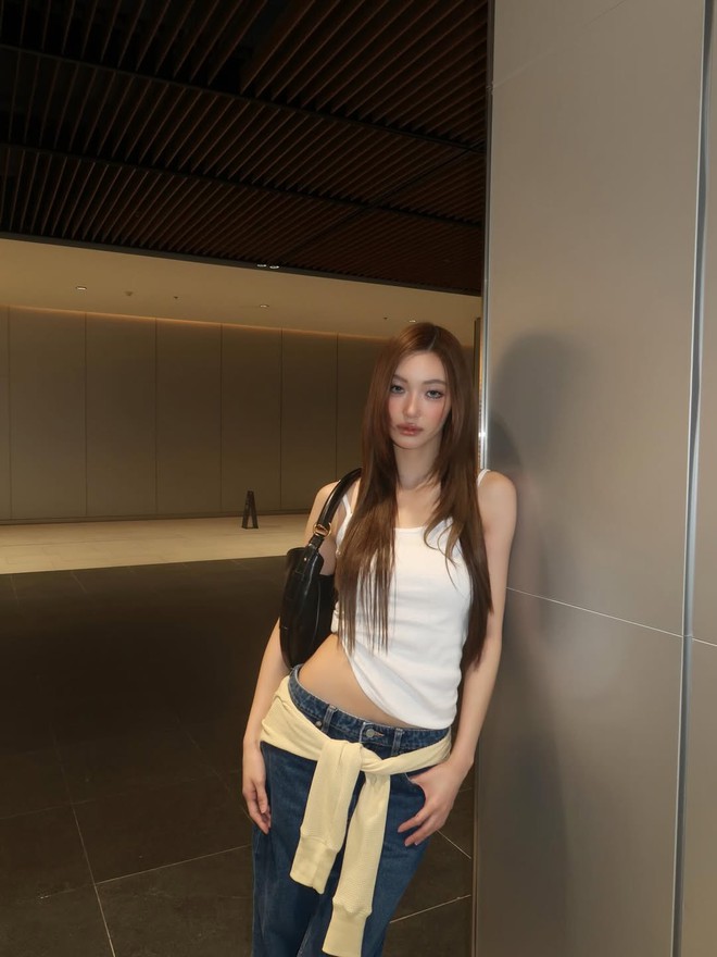 Bản phối áo hai dây cùng quần jeans giúp nàng tự tin khoe cá tính- Ảnh 4.