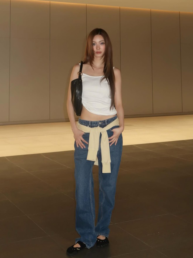 Bản phối áo hai dây cùng quần jeans giúp nàng tự tin khoe cá tính- Ảnh 5.
