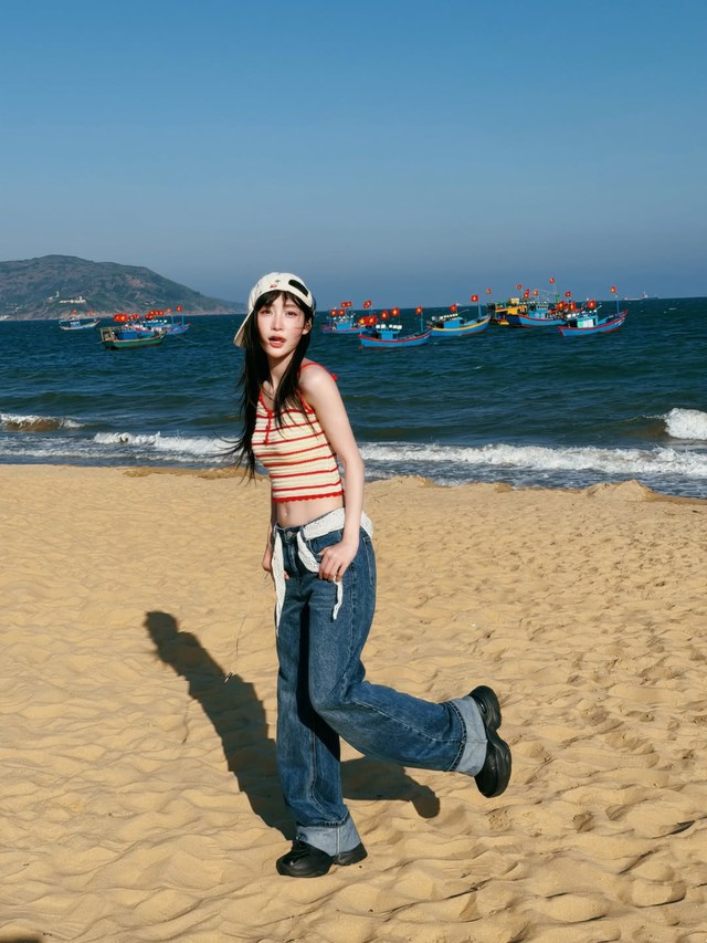 Bản phối áo hai dây cùng quần jeans giúp nàng tự tin khoe cá tính- Ảnh 6.