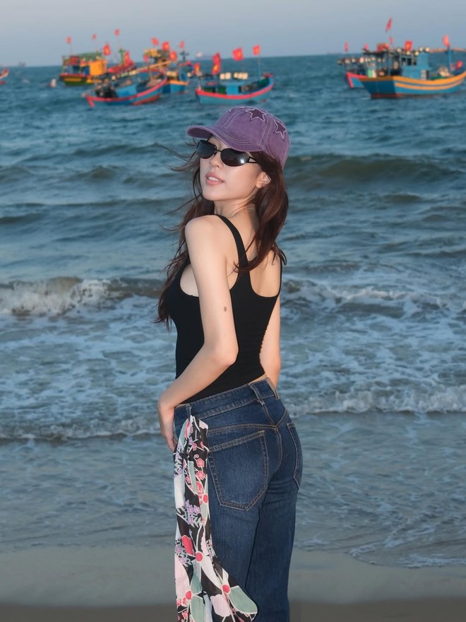 Bản phối áo hai dây cùng quần jeans giúp nàng tự tin khoe cá tính- Ảnh 8.