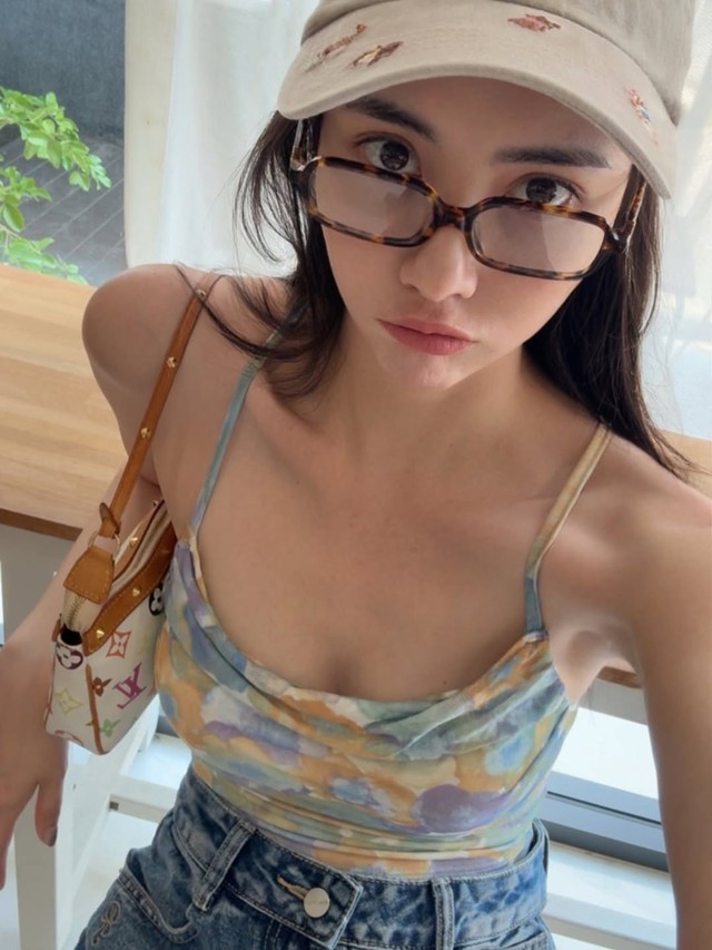 Bản phối áo hai dây cùng quần jeans giúp nàng tự tin khoe cá tính- Ảnh 11.