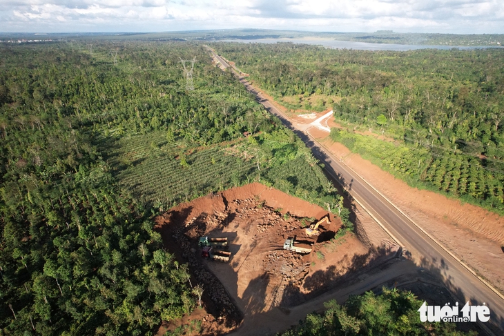 Nhiều sai phạm từ cấp phép đến khai thác khoáng sản ở Đắk Lắk 4 Nhiều sai phạm từ cấp phép đến khai thác khoáng sản ở Đắk Lắk - Ảnh 4.