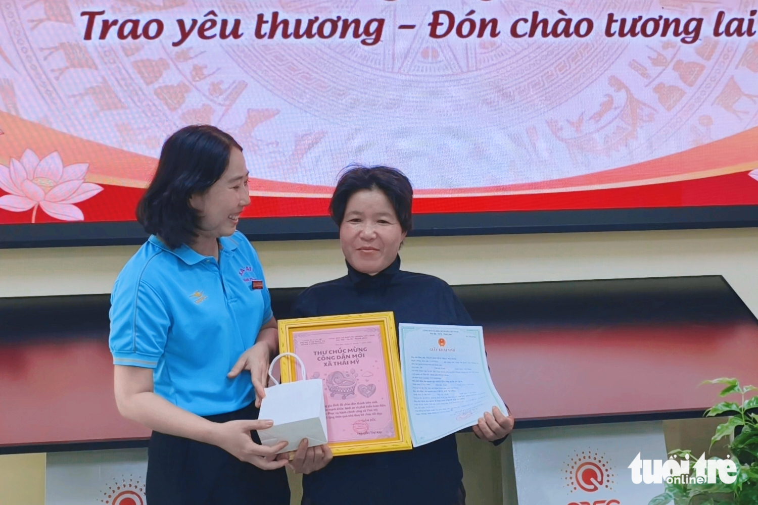 Trẻ đăng ký khai sinh trực tuyến đúng hạn ở xã Thái Mỹ được nhận quà và thư chúc mừng - Ảnh 3.