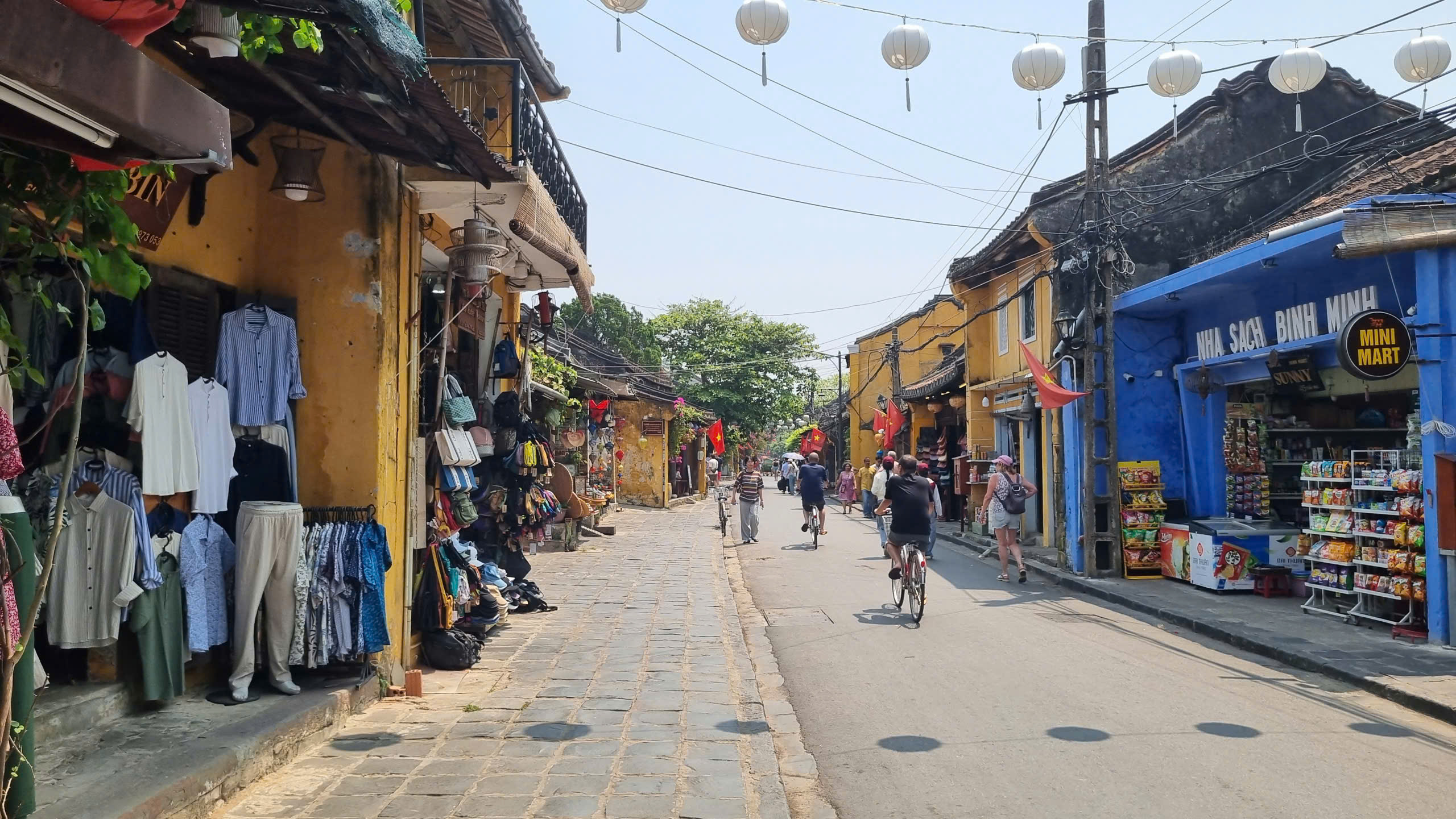 Hội An sẽ xử lý lấn chiếm vỉa hè, buôn bán hàng rong thế nào? 2 Hội An sẽ xử lý lấn chiếm vỉa hè, buôn bán hàng rong thế nào? - Ảnh 2.