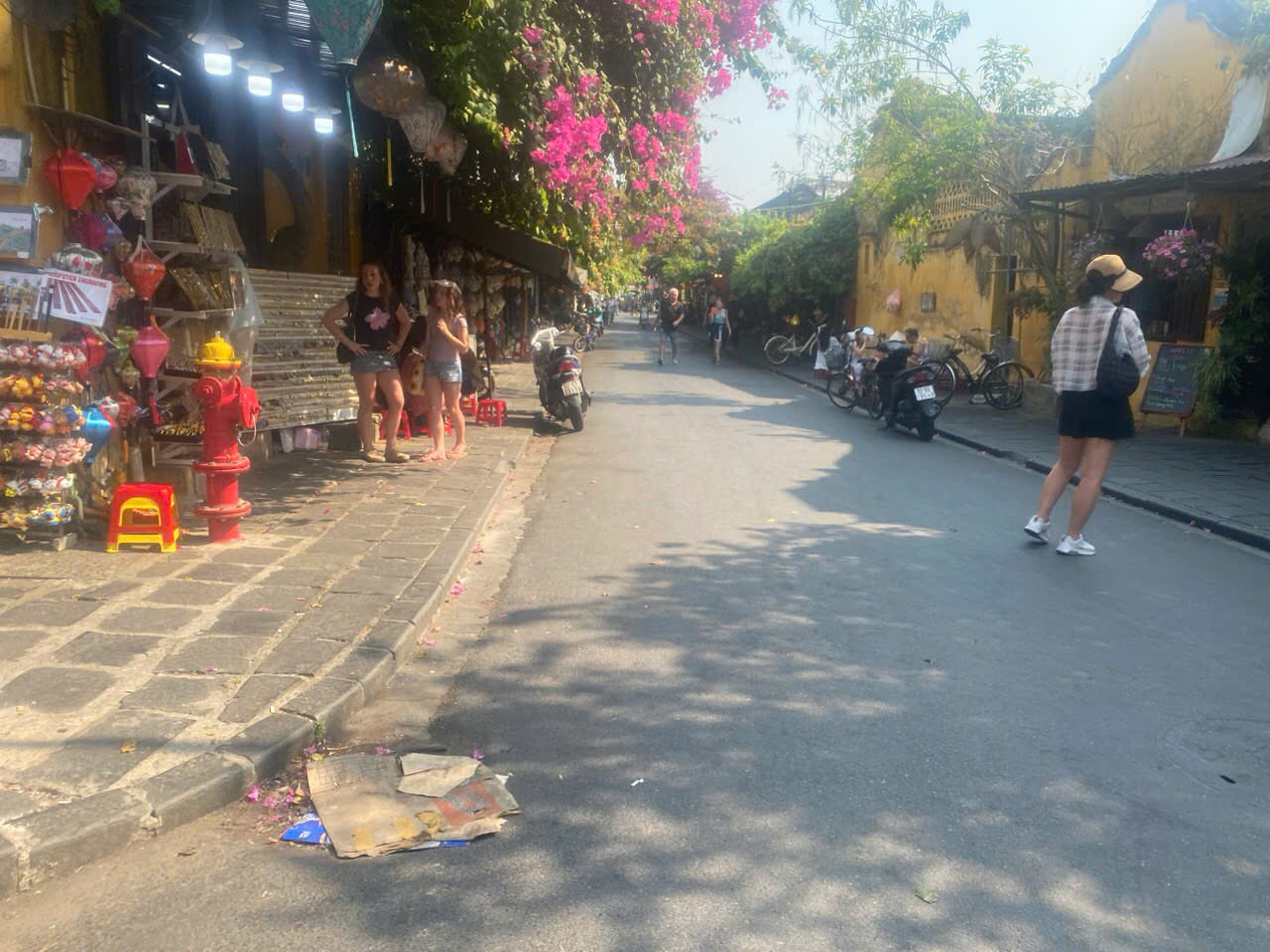 Hội An sẽ xử lý lấn chiếm vỉa hè, buôn bán hàng rong thế nào? 3 Hội An - Ảnh 3.