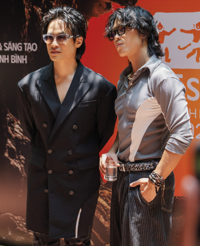 Ca sĩ Hà Anh Tuấn (trái) và 2pillz tại buổi họp báo chương trình sáng 4/4 tại TP HCM. Ảnh: Ban tổ chức cung cấp