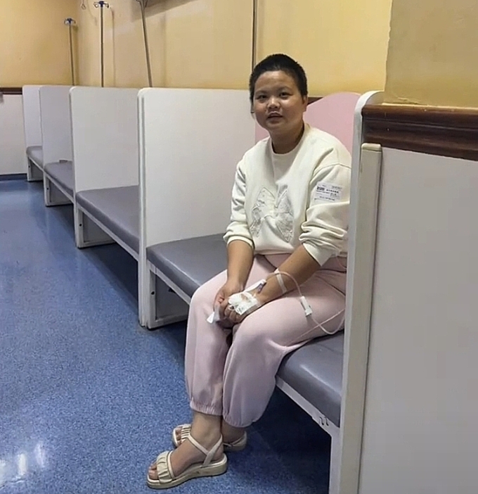 Hồ Tâm Dao truyền thuốc tại bệnh viện. Ảnh: Sina