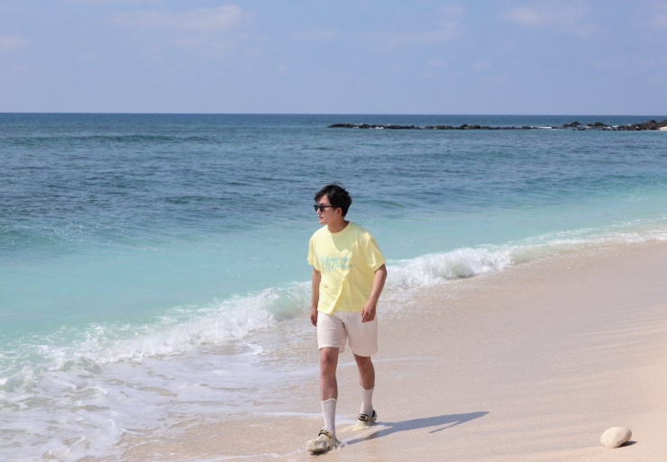 Điều bất thường thú vị trên hòn đảo được ví như Maldives của Việt Nam 3 Anh Khôi bị thu hút bởi những bãi cát trắng và làn nước trong xanh thấy đáy trên hòn đảo. Ảnh: Mạnh Tiến Khôi