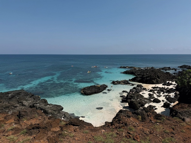 Điều bất thường thú vị trên hòn đảo được ví như Maldives của Việt Nam 4 Do được hình thành bởi quá trình phun trào núi lửa, đảo Bé sở hữu những bãi đá nham thạch độc đáo. Ảnh: Mạnh Tiến Khôi