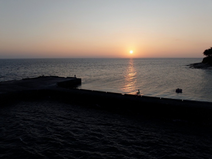 Điều bất thường thú vị trên hòn đảo được ví như Maldives của Việt Nam 5 Hoàng hôn bình yên trên đảo Bé. Ảnh: Mạnh Tiến Khôi