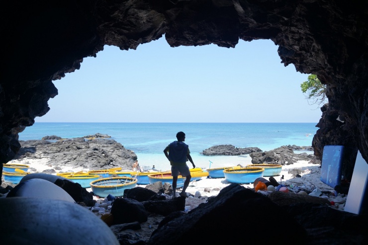 Điều bất thường thú vị trên hòn đảo được ví như Maldives của Việt Nam 8 Vách đá núi lửa là địa điểm check-in nổi tiếng ở đảo Bé. Ảnh: Mạnh Tiến Khôi