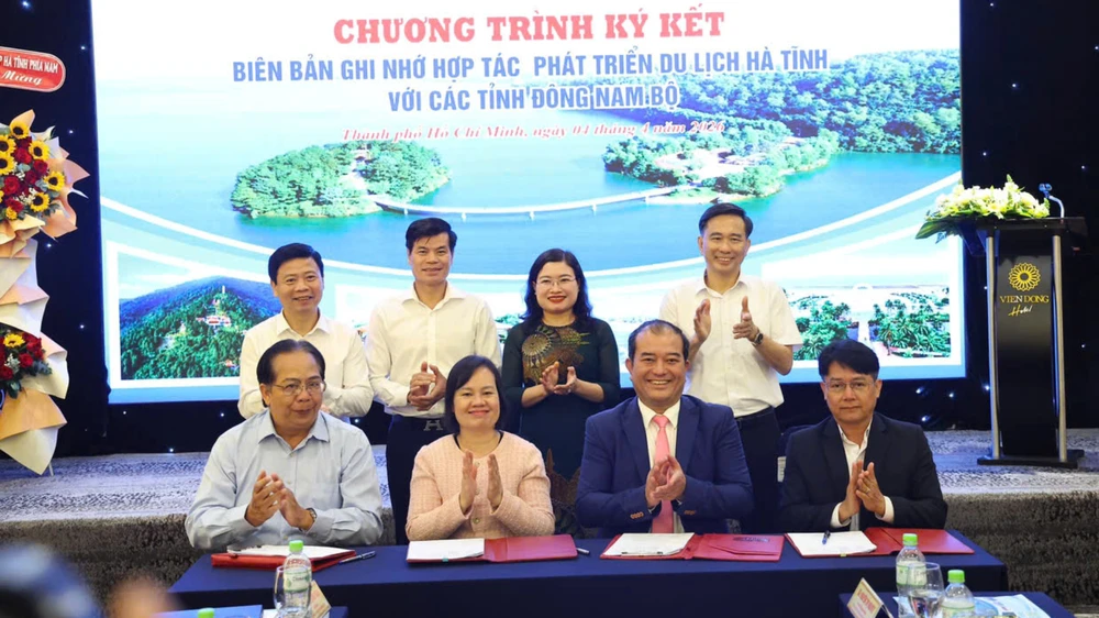 Đại diện lãnh đạo Hiệp hội Du lịch Hà Tĩnh ký kết hợp tác với Hiệp hội du lịch các tỉnh Đông Nam Bộ. ky-ket.jpg