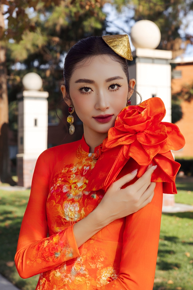 Khăn lụa - thứ trang sức mềm, tinh tế và đầy dư vị- Ảnh 2. Khăn lụa - thứ trang sức mềm, tinh tế và đầy dư vị- Ảnh 2.