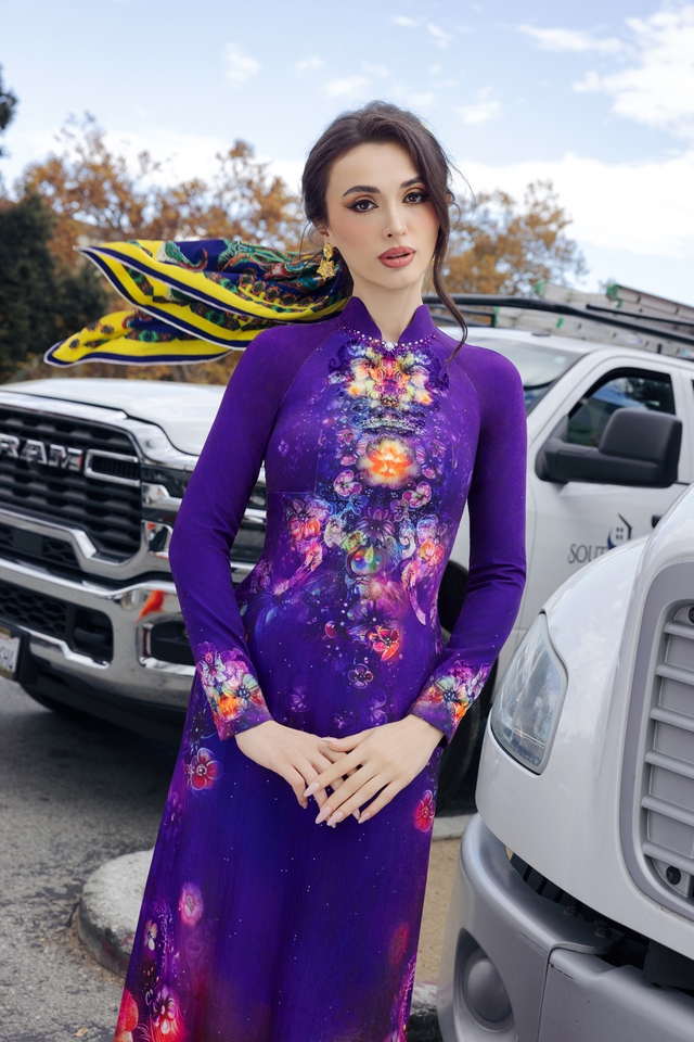 Khăn lụa - thứ trang sức mềm, tinh tế và đầy dư vị- Ảnh 3. Khăn lụa - thứ trang sức mềm, tinh tế và đầy dư vị- Ảnh 3.