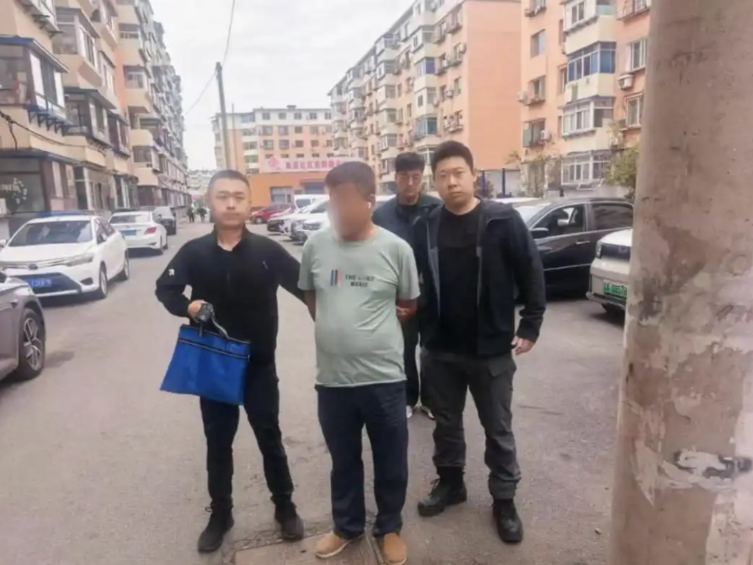 Chặn shipper giữa đường, thu giữ 4 cây vàng và hơn 153 triệu đồng giấu trong nồi cơm điện- Ảnh 2.