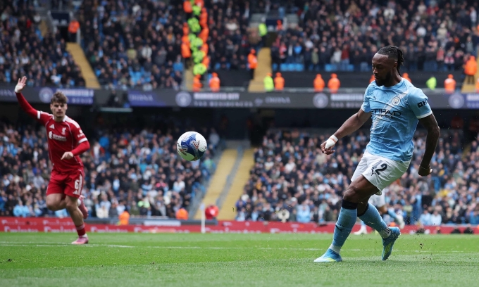 Semenyo bấm bóng ghi bàn nâng tỷ số lên 3-0. Ảnh: Reuters