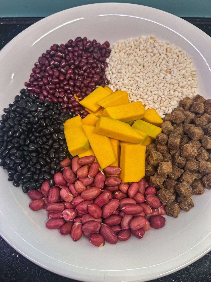 Loại quả dân dã, giàu vitamin giúp bổ tỳ, dưỡng vị, hỗ trợ tiêu hoá, đem nấu cháo thành món ngon đại bổ 3 Nguyên liệu: bí đỏ, đậu đen, đậu đỏ, gạo nếp, lạc đỏ, đường mía