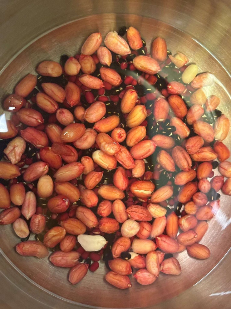 Loại quả dân dã, giàu vitamin giúp bổ tỳ, dưỡng vị, hỗ trợ tiêu hoá, đem nấu cháo thành món ngon đại bổ 4 Ngâm lạc, đậu trước 30 phút sau đó đem đun sôi cho vào nồi ủ