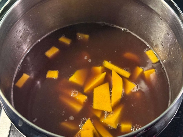 Loại quả dân dã, giàu vitamin giúp bổ tỳ, dưỡng vị, hỗ trợ tiêu hoá, đem nấu cháo thành món ngon đại bổ 5 Sau đó cho tiếp gạo nếp và bí đỏ vào đun sôi