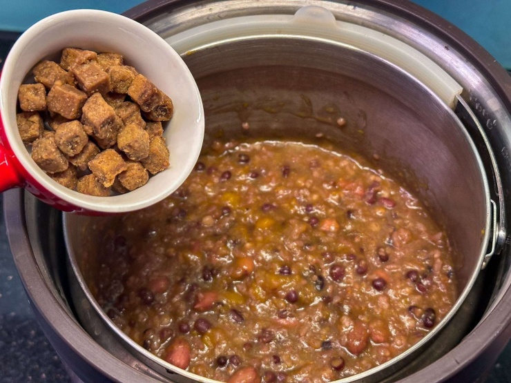 Loại quả dân dã, giàu vitamin giúp bổ tỳ, dưỡng vị, hỗ trợ tiêu hoá, đem nấu cháo thành món ngon đại bổ 7 Thêm đường vào khuấy đều cho tan, gia giảm lại cho hợp khẩu vị