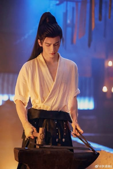 Đến lượt đôi bàn tay của Trương Lăng Hách trở thành trò cười khắp MXH- Ảnh 3.