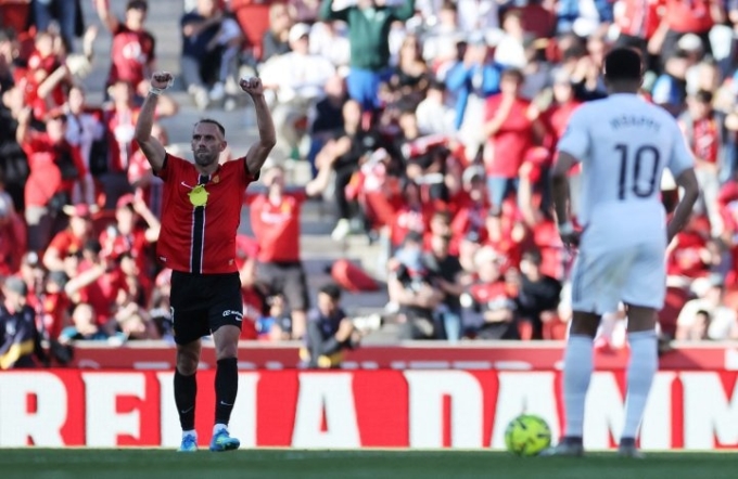 Muriqi mừng bàn thắng thứ 19 ở La Liga 2025-2026, trong khi Mbappe chống tay đứng nhìn. Ảnh: AS