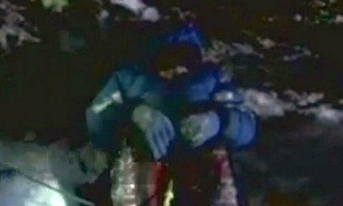 7 câu chuyện ám ảnh phía sau các “cột mốc thi thể” trên đỉnh Everest- Ảnh 8. 7 câu chuyện ám ảnh phía sau các “cột mốc thi thể” trên đỉnh Everest- Ảnh 8.